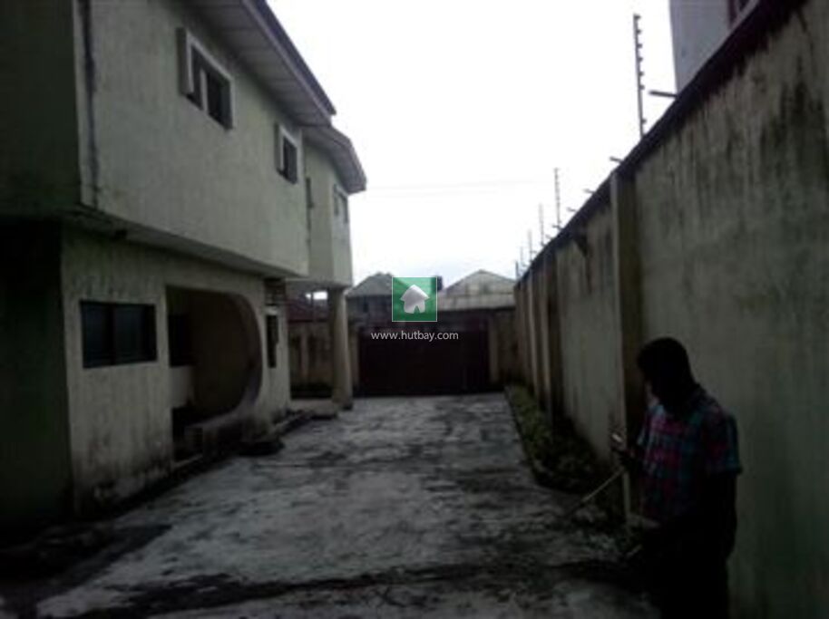 8 Bedroom Duplex For sale at Port Harcourt, Rivers Hutbay