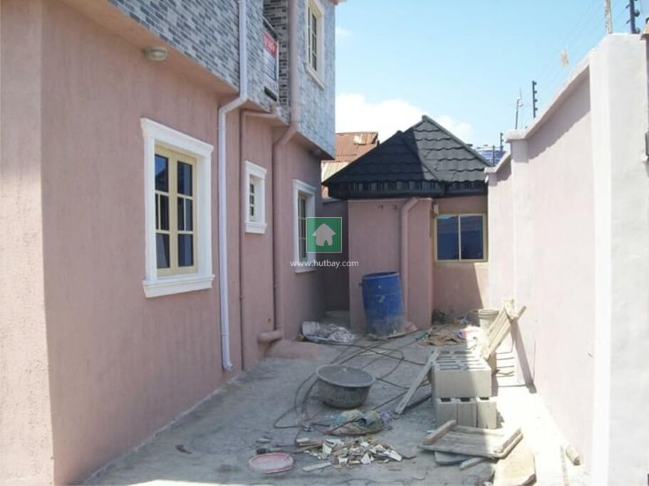 3 Bedroom House For sale at Yaba, Lagos Hutbay